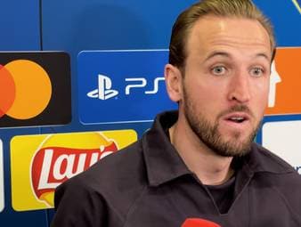 Harry Kane trifft im Achtelfinal-Rückspiel der Champions League gegen Atalanta Bergamo schon wieder doppelt. Bei seinem zweiten Treffer lässt er erst die halbe Abwehr alt aussehen und knallt den Ball dann in den Winkel. Ein Traumtor, das ihm auch selbst gut gefällt.