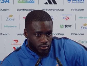 Dayot Upamecano verurteilt rassistische Äußerungen einer paraguayischen Senatorin gegen Mbappé. Die Mannschaft stehe geschlossen hinter ihm und fordert Konsequenzen.