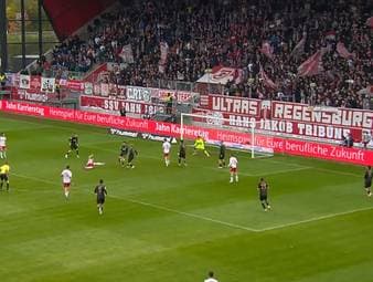 Jahn Regensburg feiert trotz eines 0:2-Rückstands einen ganz wichtigen Sieg in der 3. Liga. Das Siegtor gegen den VfB Stuttgart II fällt dabei auf kuriose Art und Weise.