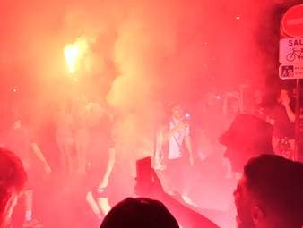 Ekstase in Paris: Die Fans der französischen Nationalmannschaft feiern in der Hauptstadt unter anderem mit Pyrotechnik den Halbfinal-Einzug ihrer Mannschaft. Doch auch die Anhänger von Marokko sind stolz auf ihr Team. 
