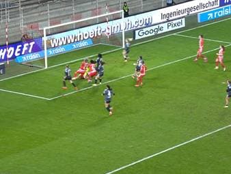 Union Berlin scheitert im Topspiel der Frauen-Bundesliga gleich zweimal vom Elfmeterpunkt, nimmt aber trotzdem einen späten Punkt mit.