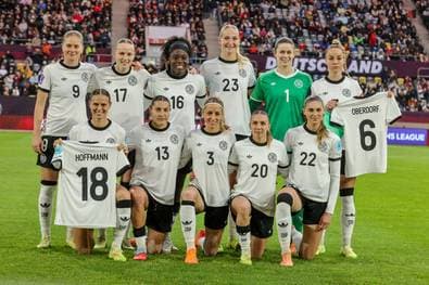 DFB-Frauen mit emotionaler Botschaft