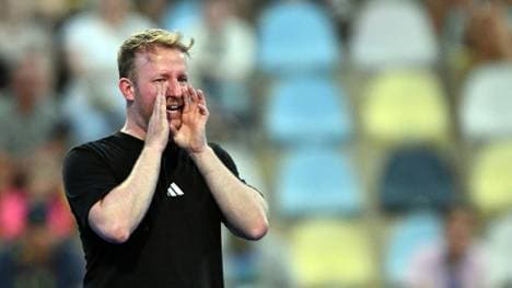 Bundestrainer André Henning weist seine Mannschaft an