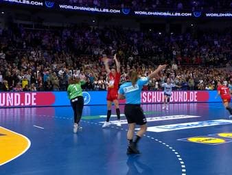 Bei der Frauen-Handball-WM kommt es zu einer besonders kuriosen Schlussphase beim Spiel zwischen Serbien und den Färöer Inseln. 