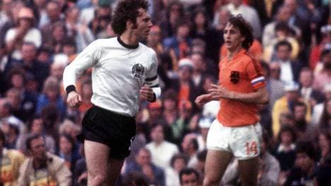 Franz Beckenbauer (l.) entzaubert im WM-Finale 1974 mit der deutschen Mannschaft die Wunderelf der Niederlande um Johan Cruyff (r.)