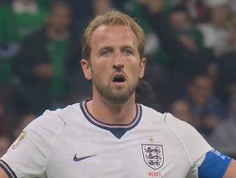 Im Anschluss an eine mexikanische Ecke will Harry Kane im eigenen Sechzehner klären. Der Bayern-Star trifft aber nur Brian Gutierre und Schiedsrichter Faghani zeigt nach erneuter VAR-Intervention wieder auf den Punkt. Harry Kane und seine Teamkollegen können es nicht fassen. 