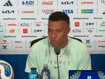 Angesprochen auf den Torrekord bei der WM, verweist Kylian Mbappé auf seinen ehemaligen Mitspieler Lionel Messi. Dass der Argentinier weiter treffen würde, war dem Franzosen dabei klar. 