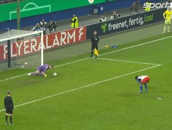 Holstein Kiel setzt sich in einem Pokal-Krimi im Elfmeterschießen gegen den Hamburger SV durch. Kommentator: Hartwig Thöne.