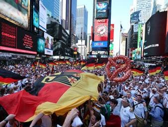Deutsche Fans feiern am Times Square
