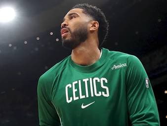Nach 298 Tagen Verletzungspause feiert Jayson Tatum beim 120:100-Sieg über die Mavericks sein lang ersehntes Comeback. Auf der Pressekonferenz spricht der Celtics-Star über seine Emotionen.