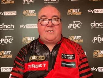 Ein Fan pfeift in den Wurf von Stephen Bunting. Gegner Gerwyn Price hat den Unruhestifter erkannt und lässt diesen dann aus der Halle werfen.
