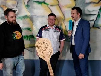 XXL-Dartpfeil! Besonderes Geschenk für Luke Littler