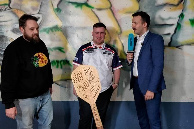 XXL-Dartpfeil! Besonderes Geschenk für Luke Littler