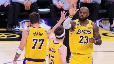 LeBron James nimmt Mitspieler Austin Reaves in Schutz