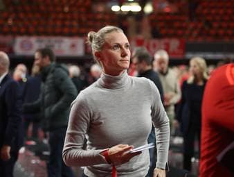 
Kathleen Krüger soll die neue Sportvorständin beim Hamburger SV werden und damit als erste Frau in der Bundesligageschichte diese Position übernehmen. Die frühere Bayern-Spielerin und aktuelle Führungskraft beim FC Bayern München übernimmt den Posten von Stefan Kuntz.