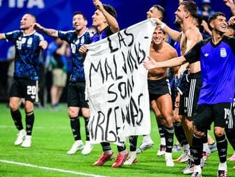 Mehrere argentinische Nationalspieler feiern den Einzug ins WM-Finale mit einem brisanten Banner, welches auf einen tragischen Konflikt anspielt. Der britische Wirtschaftsminister fordert nun Konsequenzen.