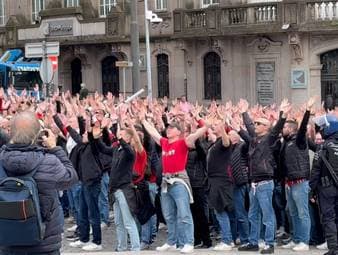 Die Fans des VfB Stuttgart marschieren vor ihrem Auswärtsspiel in der Europa League lautstark durch Porto. Dabei entstehen beeindruckende Bilder.