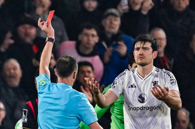 Erst Jubel, dann Rot: Wilder Abend für Maguire