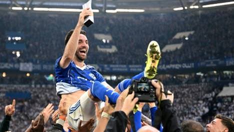 Karaman wird von seinen Teamkollegen gefeiert