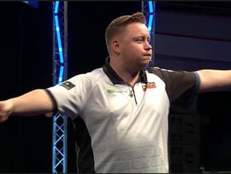 Martin Schindler gewinnt bei der Europameisterschaft in Dortmund sein erstes Spiel gegen Dave Chisnall im Decider und holt vorher einen 0:3-Rückstand auf.