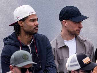 Gnabry mit Krücken unterwegs