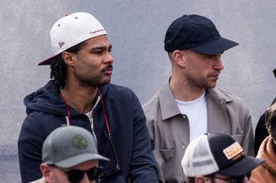 Gnabry mit Krücken unterwegs