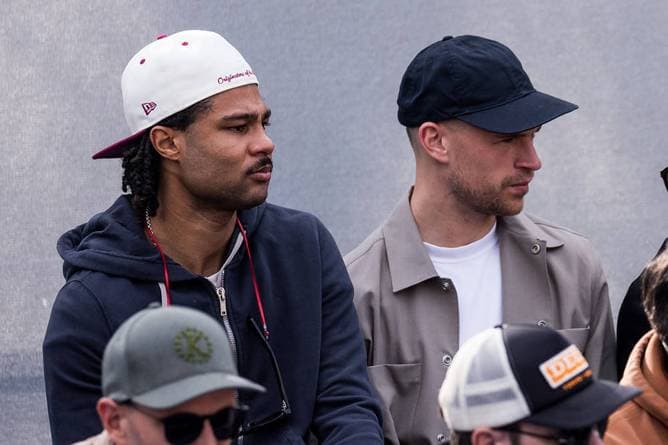 Gnabry mit Krücken unterwegs