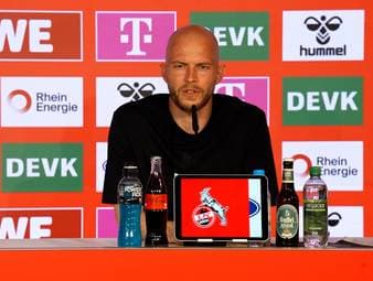 Auf der Spieltagspressekonferenz vor dem Duell gegen Abstiegskonkurrent Werder Bremen äußert sich FC-Trainer Rene Wagner zum möglichen Druck, der auf der Mannschaft lastet. 