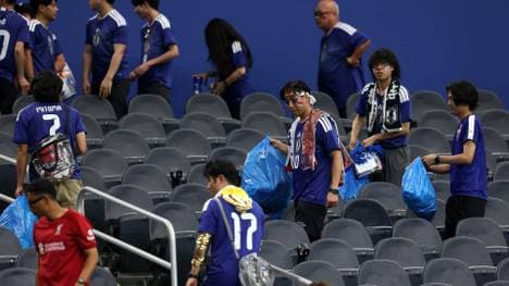 Japans Fans bei den Aufräumarbeiten in Dallas