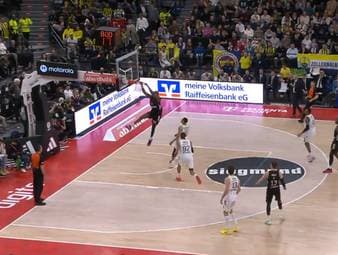 Die EuroLeague-Highlights der Basketball-Partie Fenerbahce Beko Istanbul - FC Bayern München im Video.