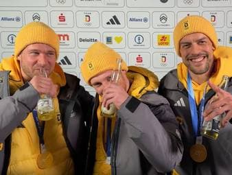 Das Bobteam Johannes Lochner gewinnt bei den Olympischen Winterspielen in Cortina die Goldmedaille und krönt damit seine erfolgreiche Karriere. 