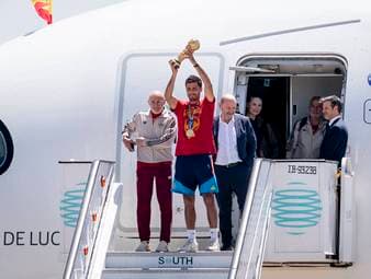 Die spanische Nationalmannschaft ist wieder in Madrid gelandet - und hat den Startschuss für eine Partynacht in der Hauptstadt gegeben. 
