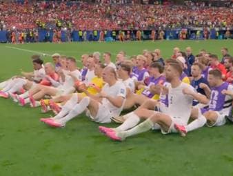 Norwegen gewinnt erstmals in der Geschichte ein K.o.-Spiel bei einer WM. Im Anschluss an den historischen Sieg ruderte die Mannschaft wieder einmal mit den norwegischen Fans um die Wette. 
