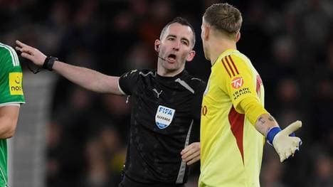 Schiedsrichter Chris Kavanagh (l.) und sein Team erwischten keinen guten Tag