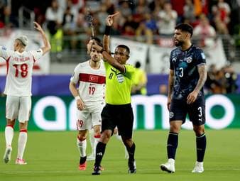 Weil sich Paraguays Miguel Almiron die Hand vor den Mund hält, sieht er die Rote Karte. Schiedsrichter-Experte Patrick Ittrich erklärt bei MagentaTV die neue Regel, während Jonas Hofmann ein Exempel sieht, das statuiert wurde.