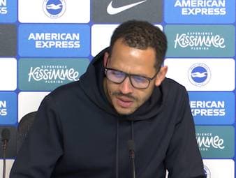Trainer Liam Rosenior reagiert auf Chelseas 0:3-Niederlage bei Brighton. Er bewertet ihre Leistung als inakzeptabel.