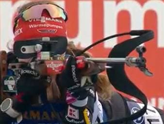 Im letzten Massenstart der Saison war Janina Hettich-Walz lange auf Medaillenkurs. Im letzten Schießen patzt sie jedoch und landet am Ende nur auf Platz zehn.