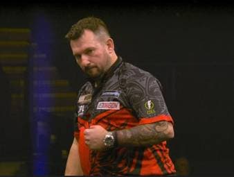 Jonny Clayton gewinnt auch den sechsten Spieltag der Premier League of Darts, obwohl er die ganze Zeit starke Schmerzen hat und über die Bühne humpelt.