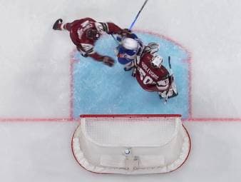 Beim WM-Eishockeyspiel zwischen Lettland und den USA geht es extrem körperlich zur Sache. Nach einem harten Schlag mit dem Schläger mitten ins Gesicht blutet ein US-Star und trägt ein blaues Auge davon. Die brutale Aktion sorgt sofort für eine hitzige Rudelbildung auf dem Eis.