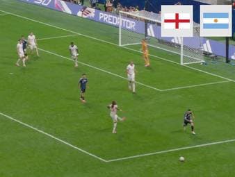 Ein Spiel wie eine Schlacht. Lange sieht es nach einem englischen Sieg aus, doch dann stellt Argentinien die Partie komplett auf den Kopf.