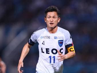 Er ist der älteste aktive Profi aller Zeiten. Hat in seiner Karriere über 20 Titel gewonnen und lockt auch in seinem 41. Profijahr noch tausende Fans in die Stadien.  Er spielt seit 1986 Profifußball. Er stand für 16 Vereine in über 740 Spielen auf dem Rasen und hat dabei so ziemlich alles erlebt, was man nur erleben kann. Das macht er heute.