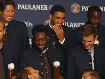Zwei Tage nach dem Supercup-Sieg stand das traditionelle Lederhosen-Shooting des FC Bayern an. Dafür tauschten die Stars ihr Trikot gegen die bayerische Tracht - doch ein Detail fällt auf.