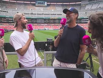 Schon bevor die WM überhaupt losgeht sorgt das Magenta-Quartett JBK, Müller, Klopp und Kaulitz für ordentlich Lacher und Spaß am Mikrofon. 