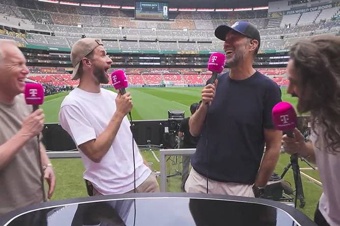 Ein Satz reicht: Müller und Klopp brechen in Gelächter aus