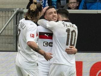 Mathias Pereira Lage hat in dieser Saison Champions League mit Bundesliga Abstiegskampf getauscht. Beim FC St. Pauli zeigt er sich dennoch zufrieden. Mit großem Einsatzwillen und seinen Sprachkenntnissen spielt er für die Kiezkicker eine zentrale Rolle im Kampf um den Klassenerhalt.