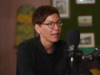 Im SPORT1-Podcast "Deep Dive" blickt Linda Bresonik auf den Beginn der WM 2003 zurück. Erst darf sie nicht spielen, dann verletzt sie sich.