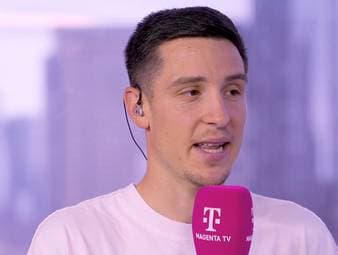 Keven Schlotterbeck lobt Deniz Undav nach dessen Doppelpack gegen die Elfenbeinküste und fordert einen Startelfeinsatz. Er ist überzeugt, dass sich der Stürmer seinen Platz verdient hat und auch gegen Ecuador von Beginn an spielen sollte. Zudem betont er Undavs Abschlussstärke und spricht davon, dass man jetzt auf den "Hype-Train" aufspringen sollte.