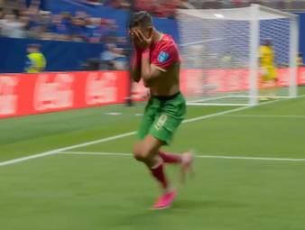 Soufiane Rahimi trifft zum 3:2 für Marokko. Ein emotionaler Moment für den Offensivmann, der seine Tränen im Anschluss nicht mehr zurückhalten kann. Wegen mentaler Probleme hatte er seine Fußballkarriere eigentlich schon beendet. Nun ist er zurück - und wie!