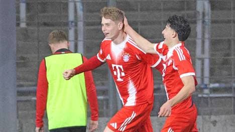 Anton Heinz wird von seinen Teamkollegen gefeiert