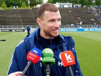 Edin Dzeko spricht am Rande des Schalke-Trainings über die vergangenen Tage inklusive Aufstiegsfeier. Außerdem äußert er sich vage zu seiner Zukunft.